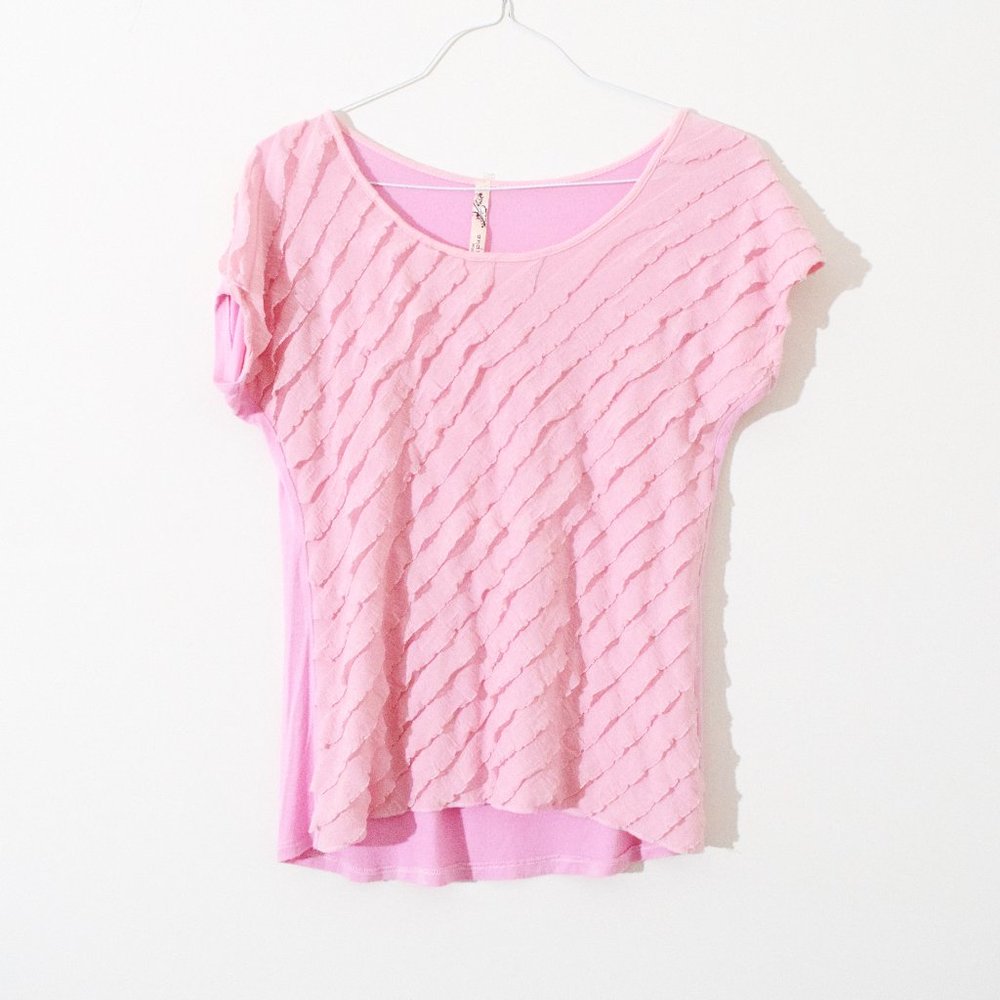 ANDREA MISSY Pink Crepe Ruffle Front Short Sleeve Blouse | Size S